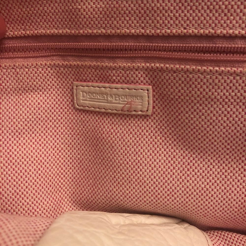 Dooney & Bourke White leather pink lining purse - Picture 2 of 8